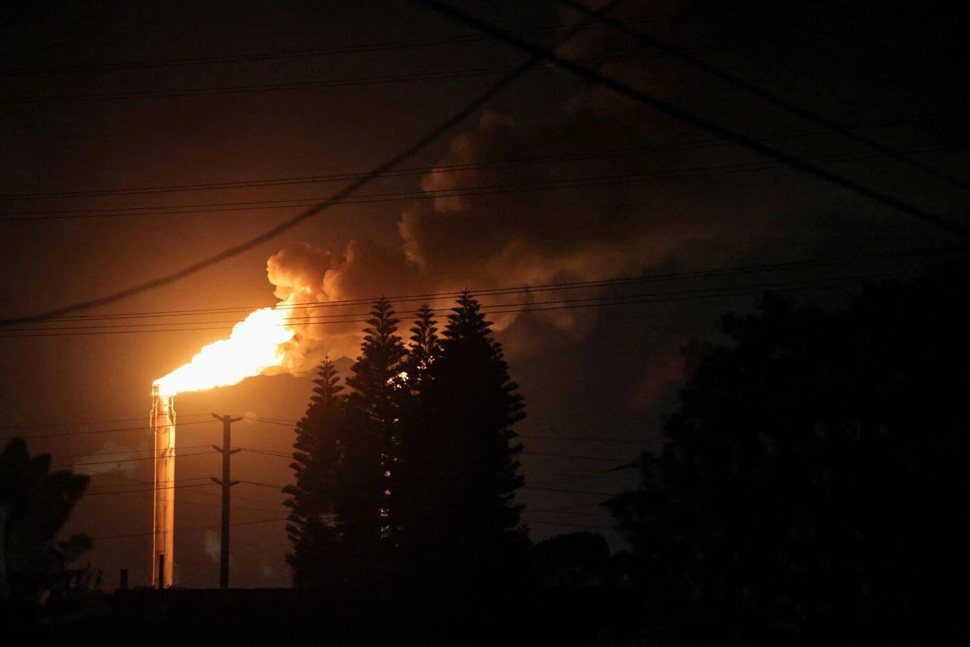 Los Angeles : les images impressionnantes de l’explosion suivie d’un incendie dans une raffinerie