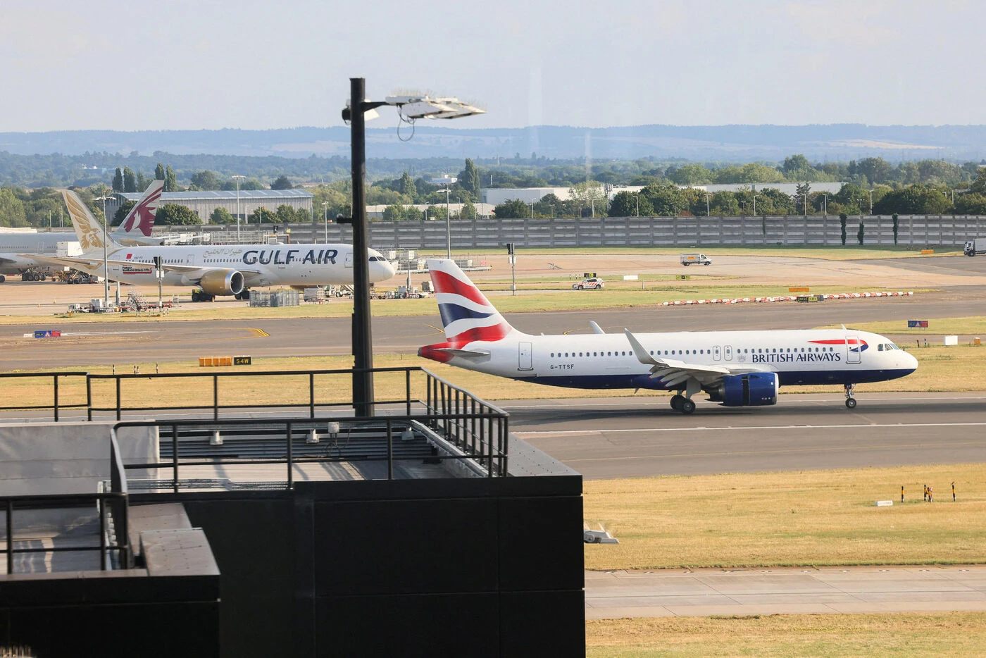 Aéroport de Londres-Heathrow : un homme suspecté d’avoir introduit un gaz lacrymogène arrêté au lendemain de la fermeture d’un terminal