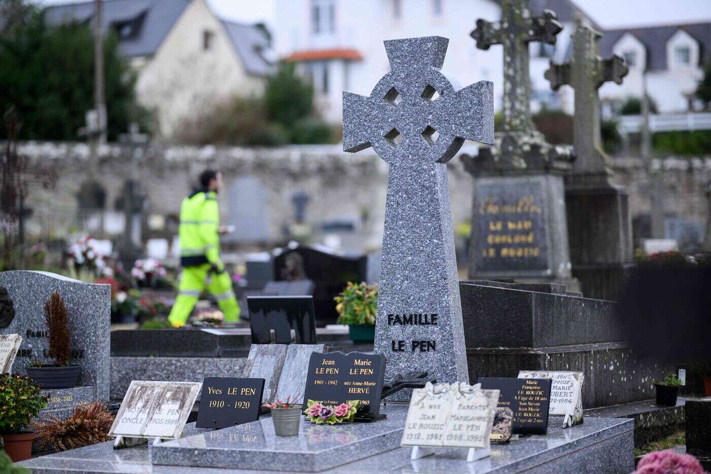 Tombe de Le Pen vandalisée : Bardella, Retailleau… Les nombreuses réactions face à cet acte jugé « inqualifiable »