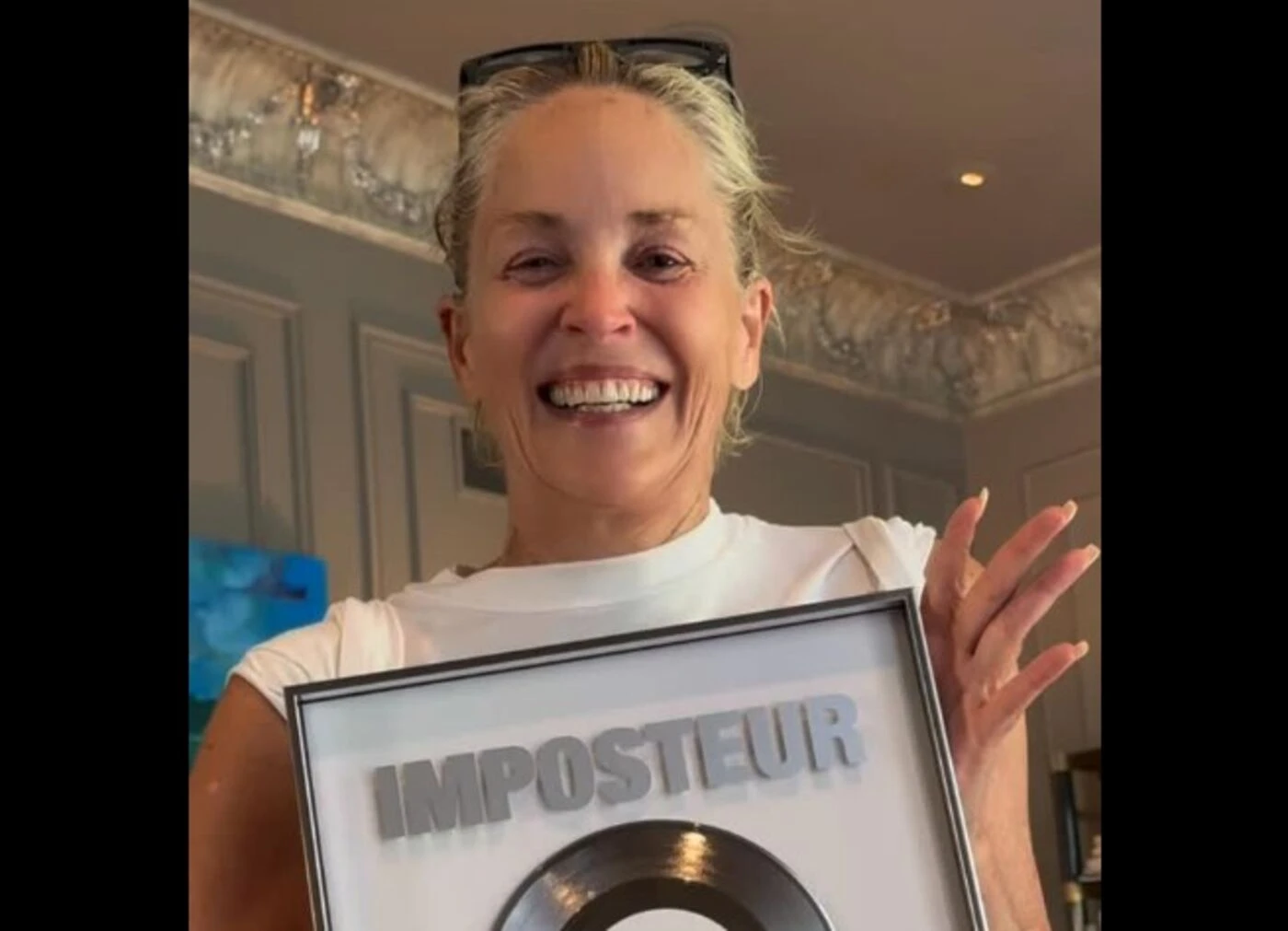 « Oh mon Dieu ! Je l’ai fait ! » : Sharon Stone très émue par le disque de platine offert par Julien Doré pour leur duo