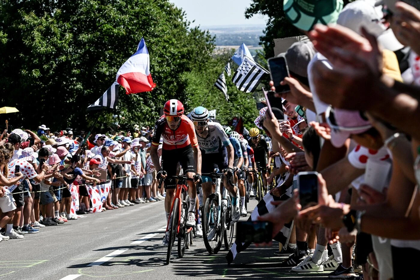 « C’est presque animal » : plongée dans la folie de « l’Alpe d’Huez breton », haut-lieu du Tour à Mûr-de-Bretagne