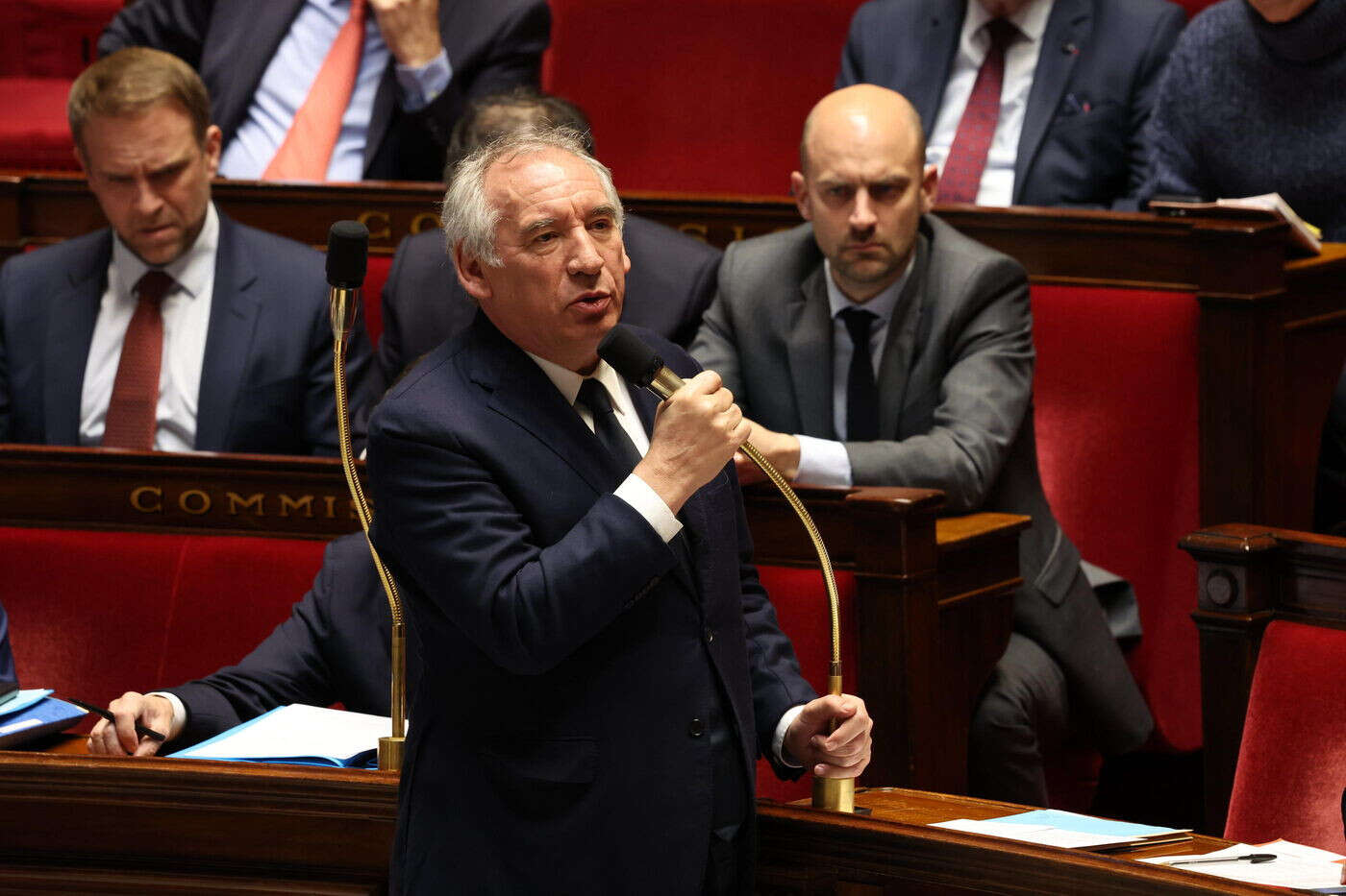 François Bayrou prêt à enclencher le 49.3 sur le budget : LFI et RN vent debout, Yaël Braun-Pivet temporise