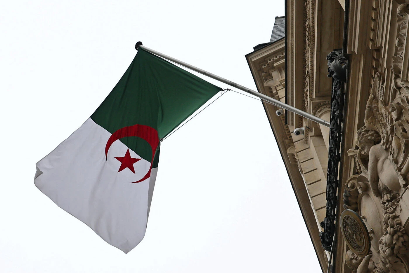 « Vers la rupture » : la crise entre Paris et Alger vue par la presse algérienne