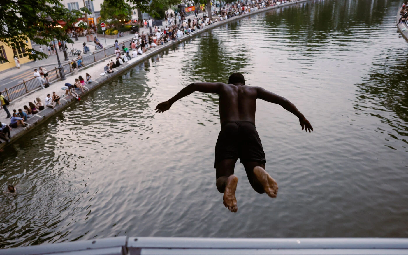 Canal Saint-Martin : entre baignades et nuisances, le quartier se déchireÉcouter