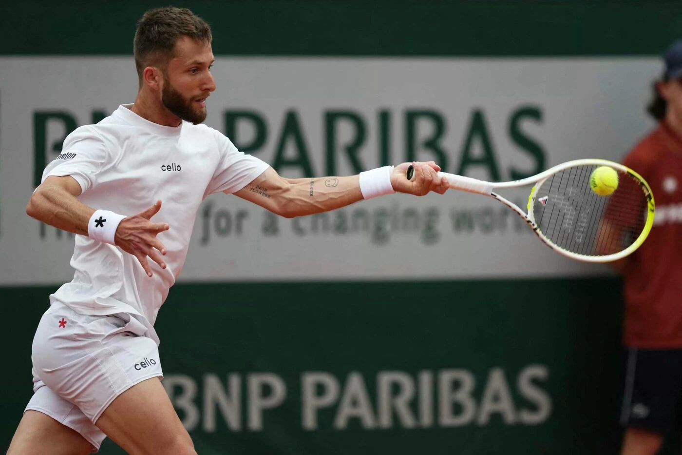 Roland-Garros : quatre smashs rattrapés, passing et jet de raquette… la vidéo du point exceptionnel de Moutet