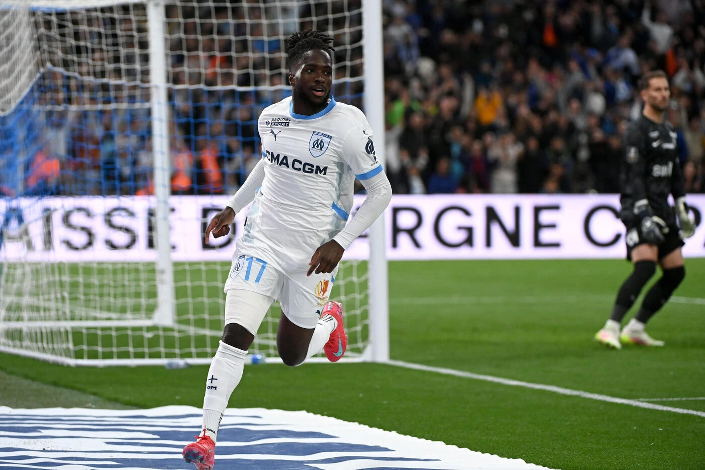 Football : une semaine après l’altercation avec Rabiot, Rowe quitte officiellement l’OM pour Bologne