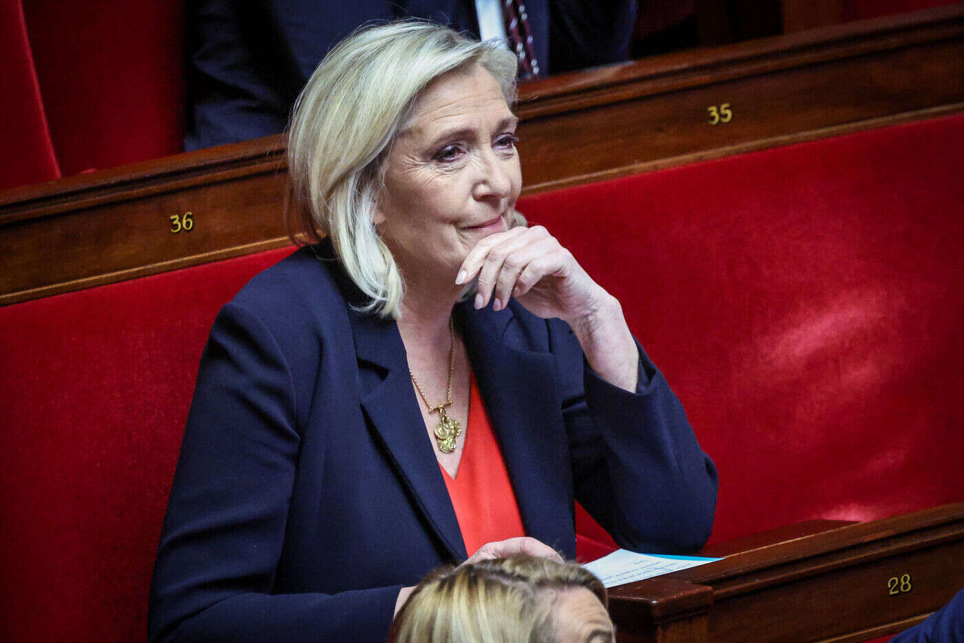 Tensions avec la Russie : Marine Le Pen accuse Macron de jouer « avec les peurs » en évoquant le réarmement de l’Europe