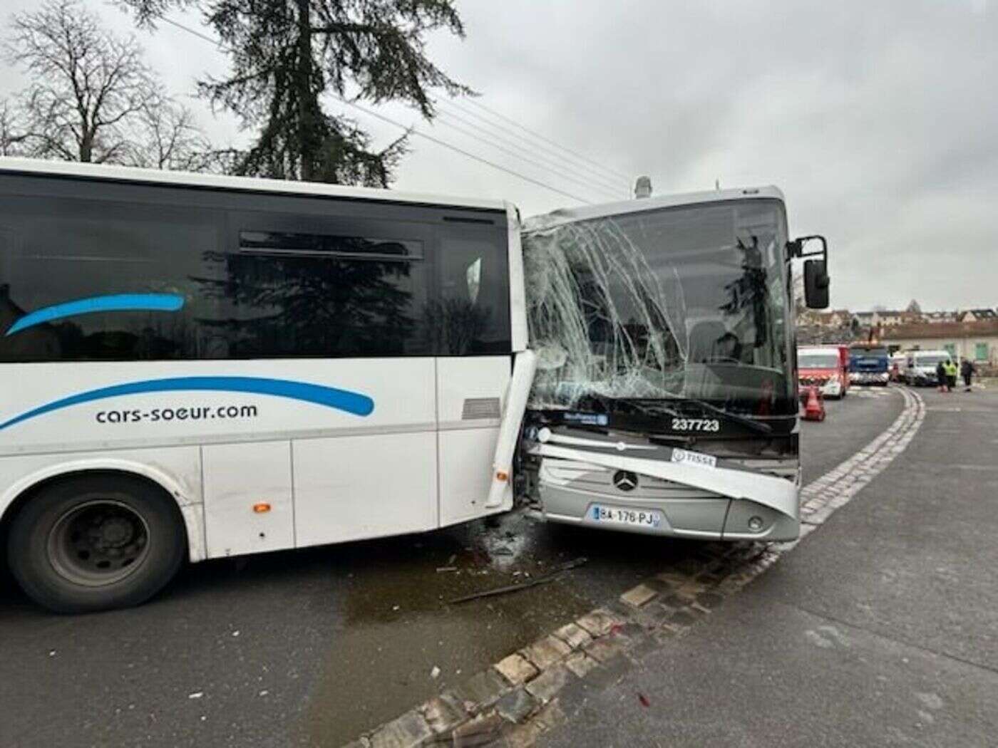 Douze ados et trois adultes légèrement blessés dans un accident entre trois bus scolaires à Viry-Chatillon