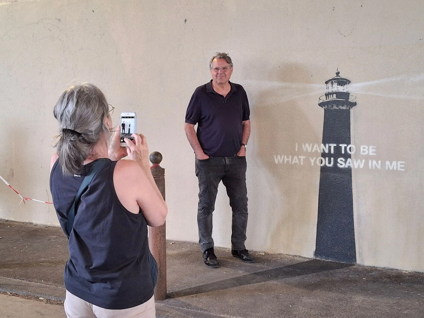 Le phare de Banksy illumine une rue peu fréquentée de Marseille et déchaîne les passions