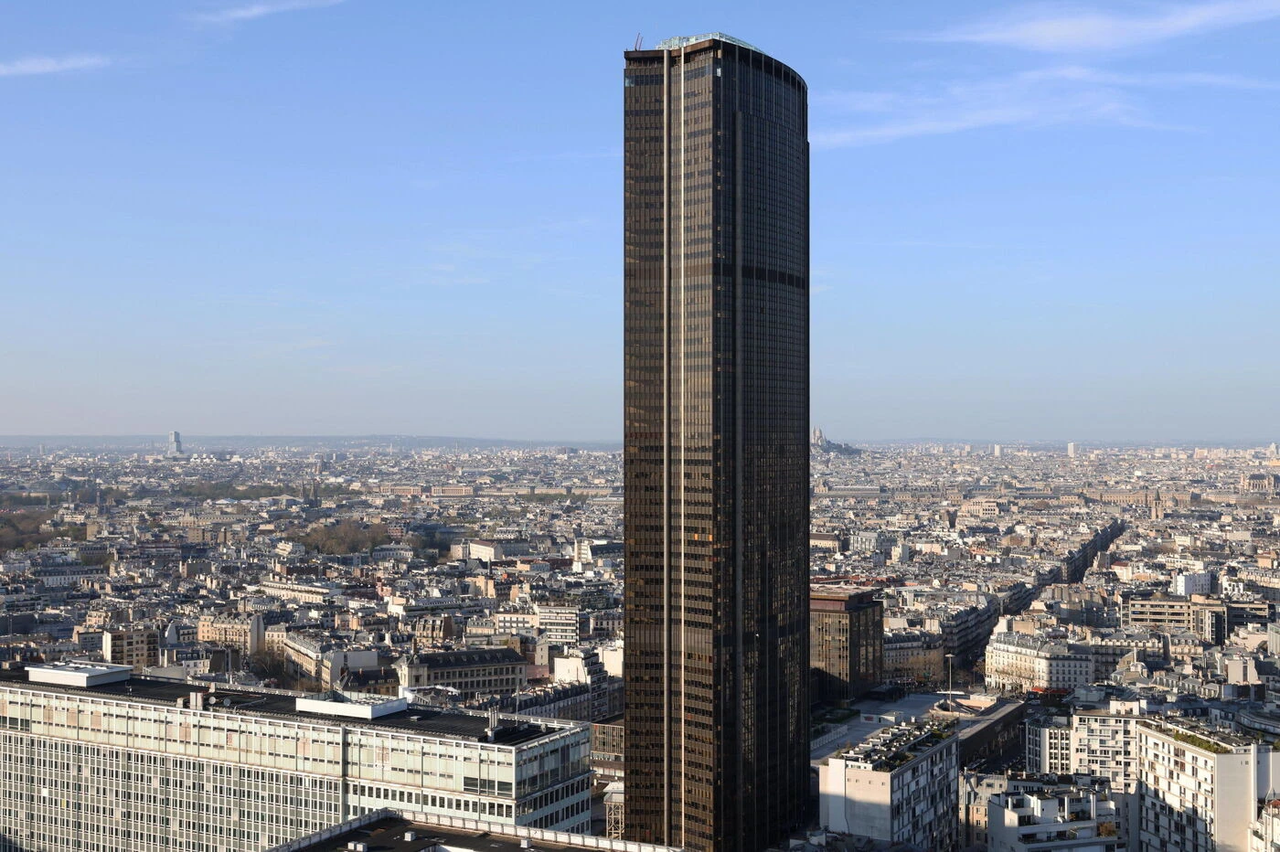 Paris : des baies vitrées tombent de la Tour Montparnasse, aucun blessé