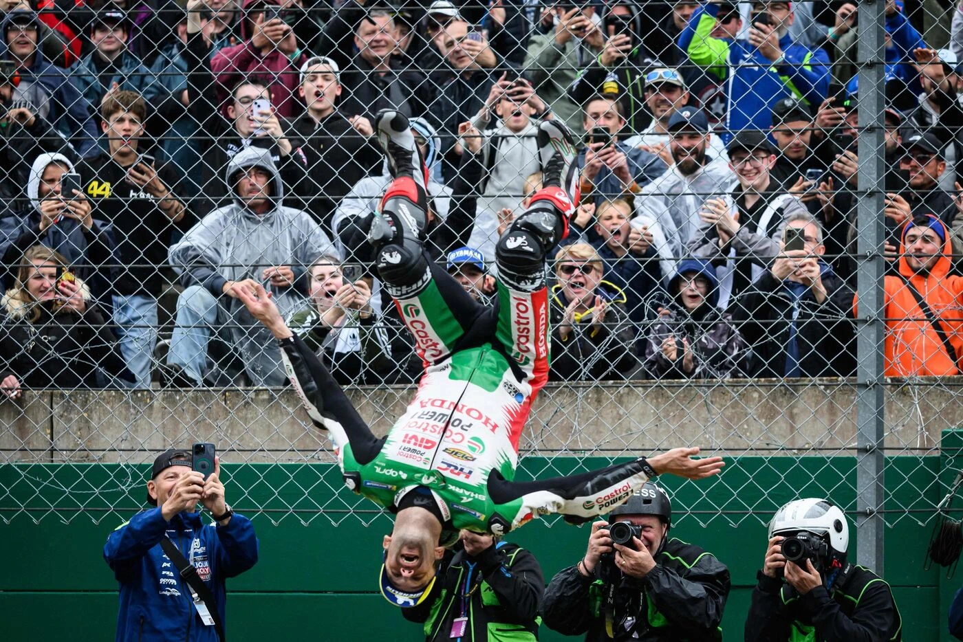 MotoGP : salto, larmes et ambiance de feu… Les folles célébrations au Mans pour la victoire de Johann Zarco