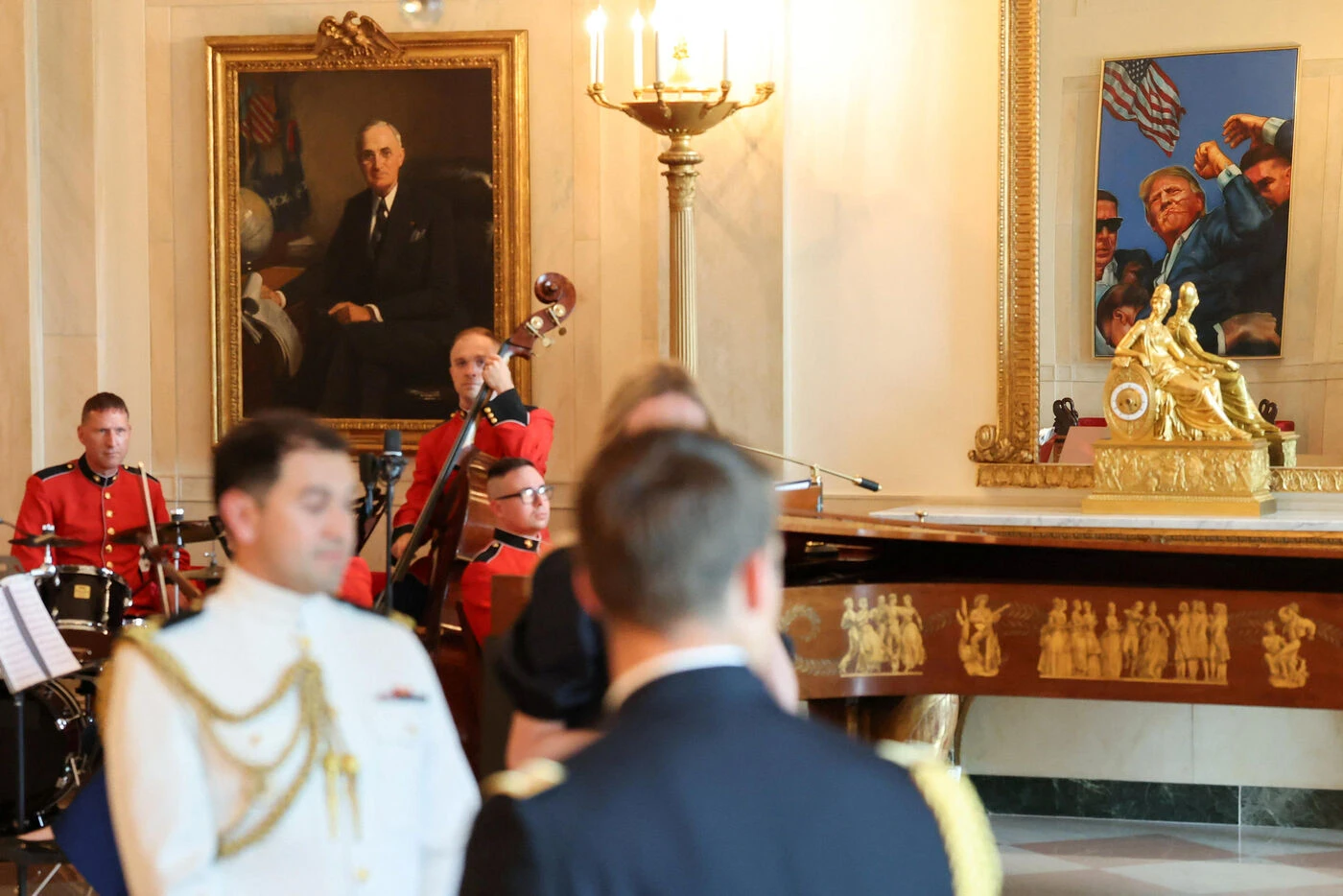 À la Maison-Blanche, Donald Trump fait déplacer les portraits de Barack Obama et George W. Bush