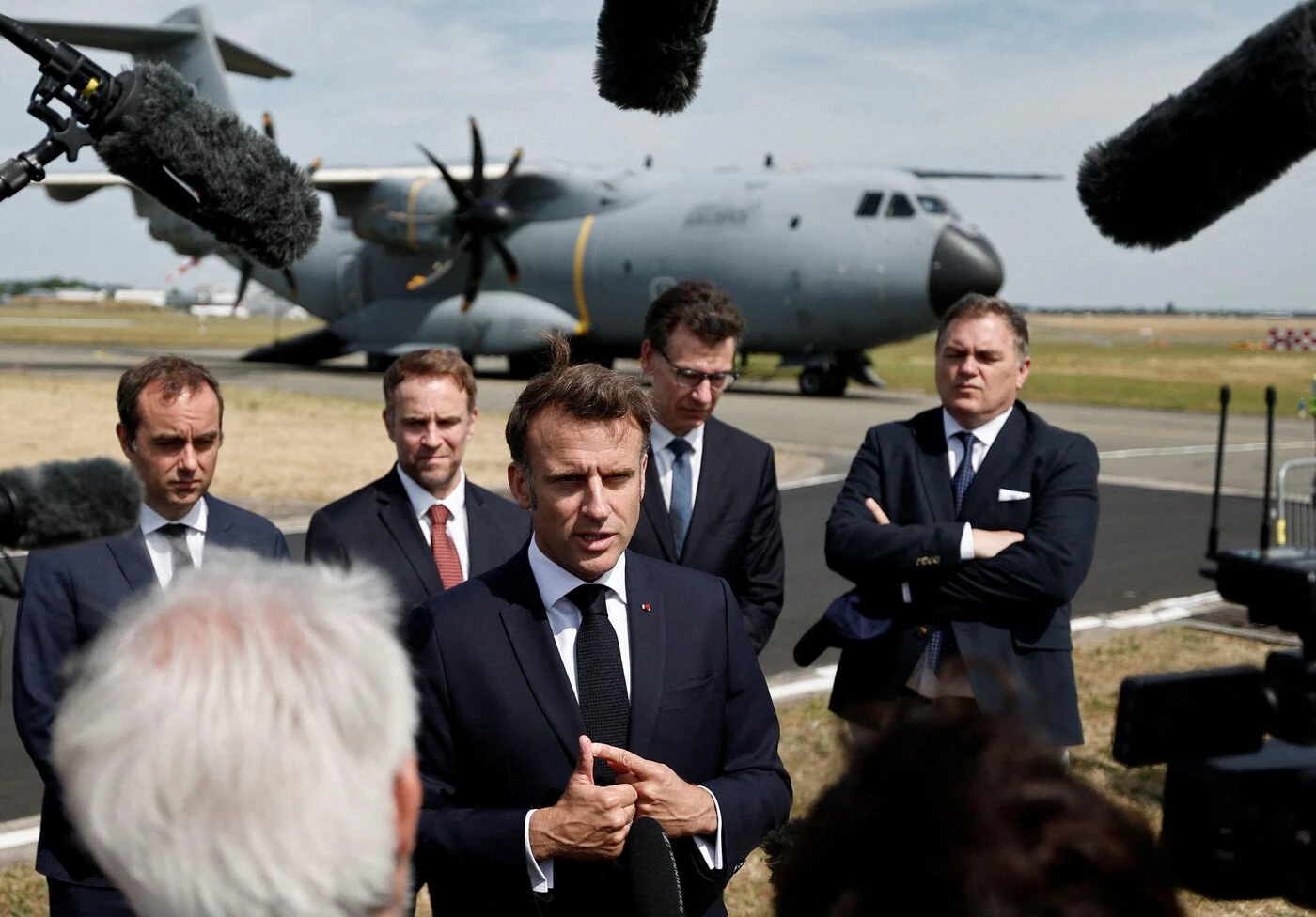 Situation internationale : Macron demande au gouvernement d’organiser un débat au Parlement, réunira les formations politiques