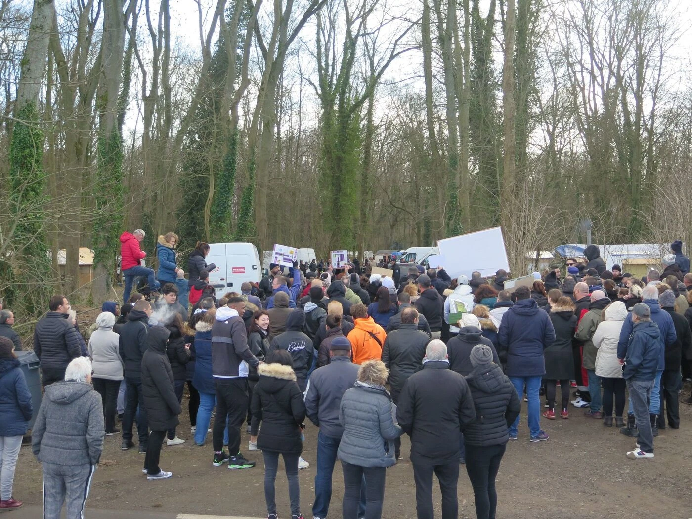 Relaxe dans l’affaire de la destruction du camp rom de Villeron : « Une porte ouverte à la violence »