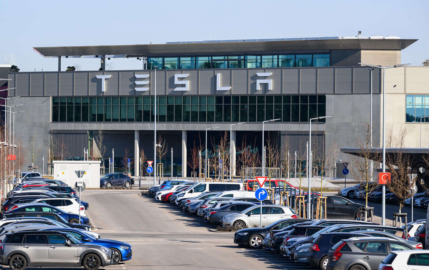 Allemagne : Tesla épinglé par un syndicat pour des retenues de salaires d’employés malades