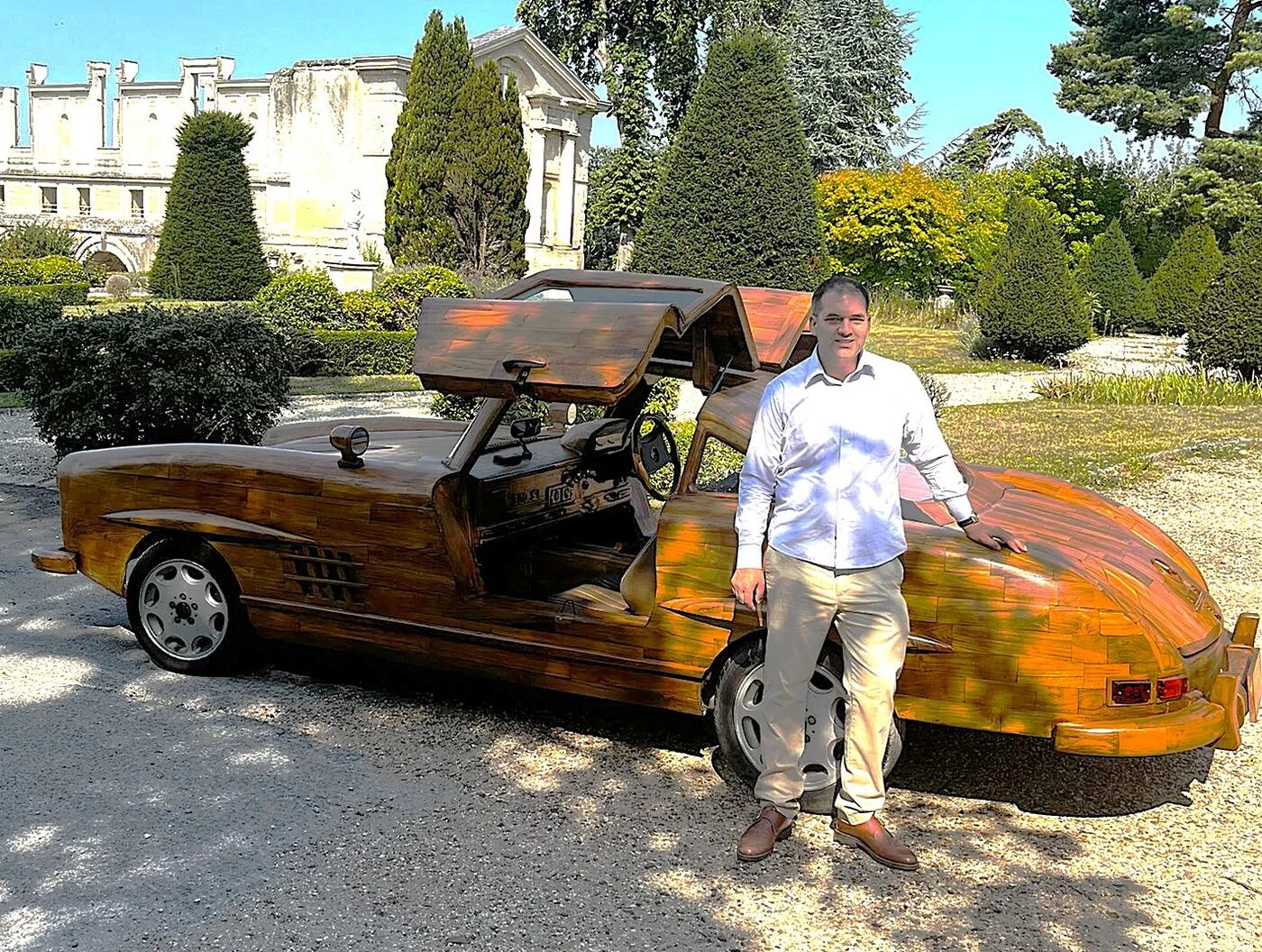 « Alain Delon a possédé la même » : cet ébéniste expose au château Brialy sa Mercedes 300 SL... en bois !