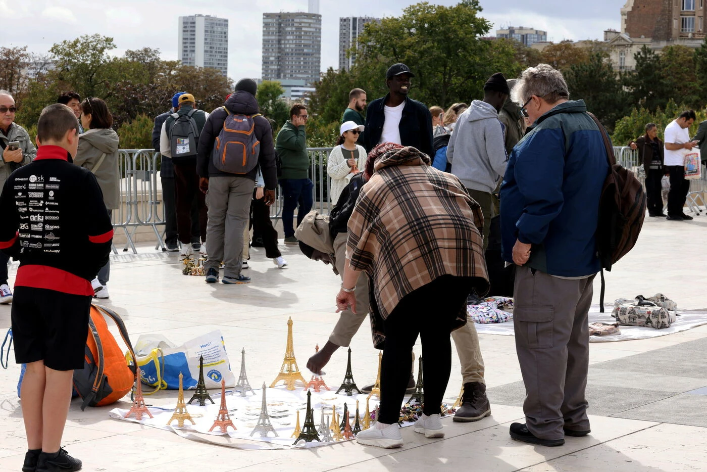 Paris : deux touristes américains attaqués à coups de tours Eiffel miniatures