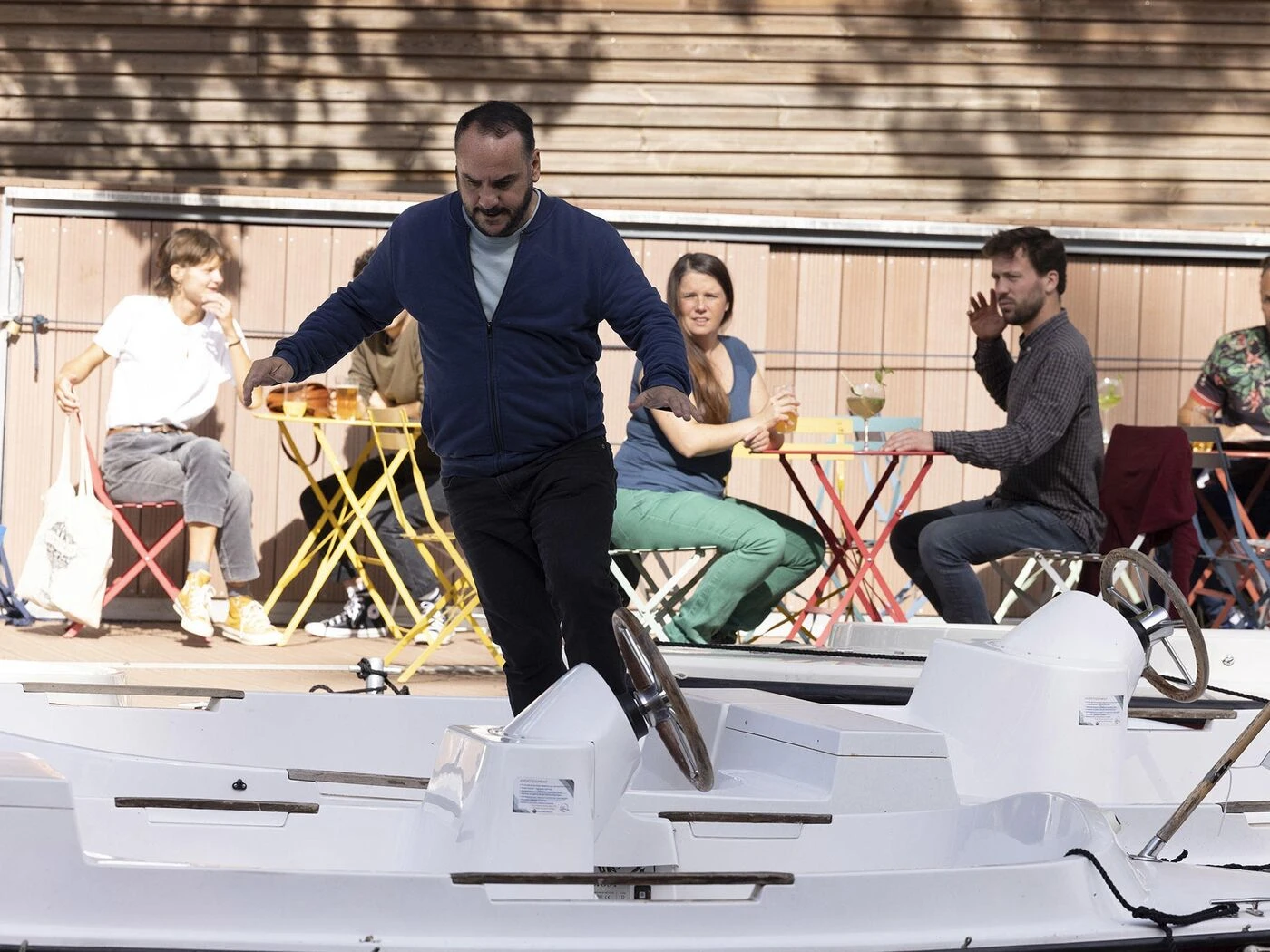 Audiences TV : TF 1 et « Le négociateur » au coude à coude avec « Meurtres au paradis » de France 2