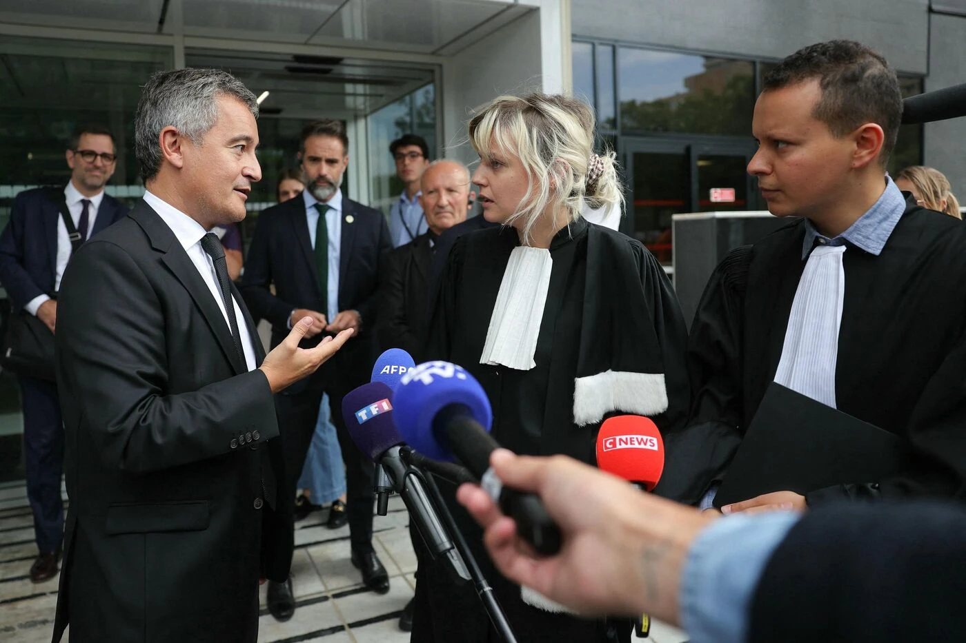 Des « propos et comportements graves » : l’avocate qui a refusé de serrer la main de Gérald Darmanin porte plainte pour cyberharcèlement