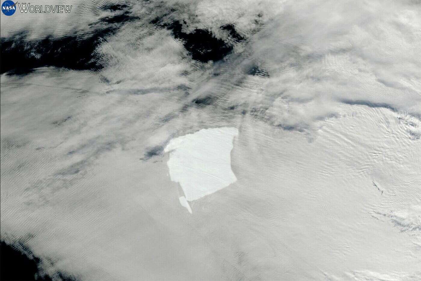 Un fragment presque aussi grand que Paris se détache du plus vaste iceberg du monde