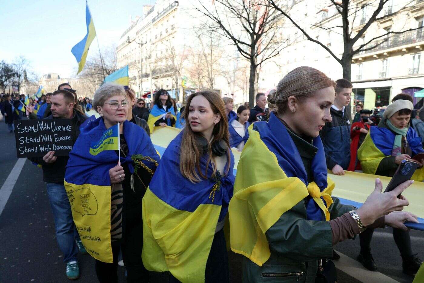 « Trump, Poutine, pas de négociations sans l’Ukraine ! » : plusieurs milliers de manifestants à Paris en soutien à Kiev