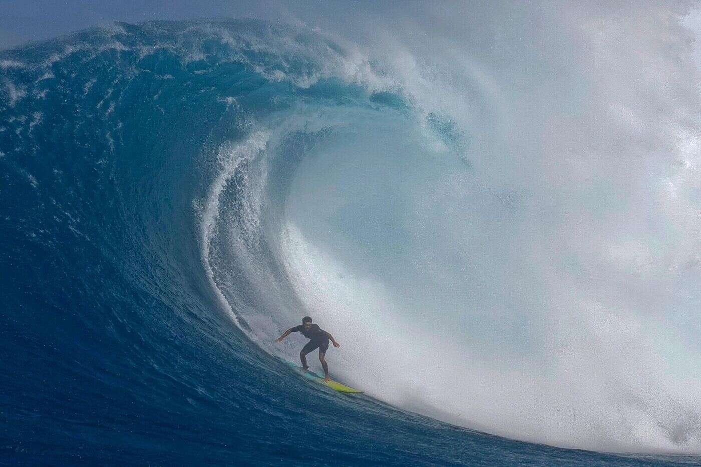 « Comme rouler à 130 sur l’autoroute et percuter un mur » : les images de l’énorme chute d’un surfeur hawaïen