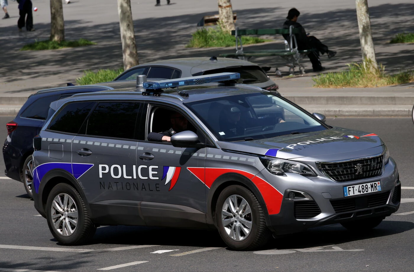 Bobigny : armé de deux couteaux, il fonce sur des policiers et est abattu