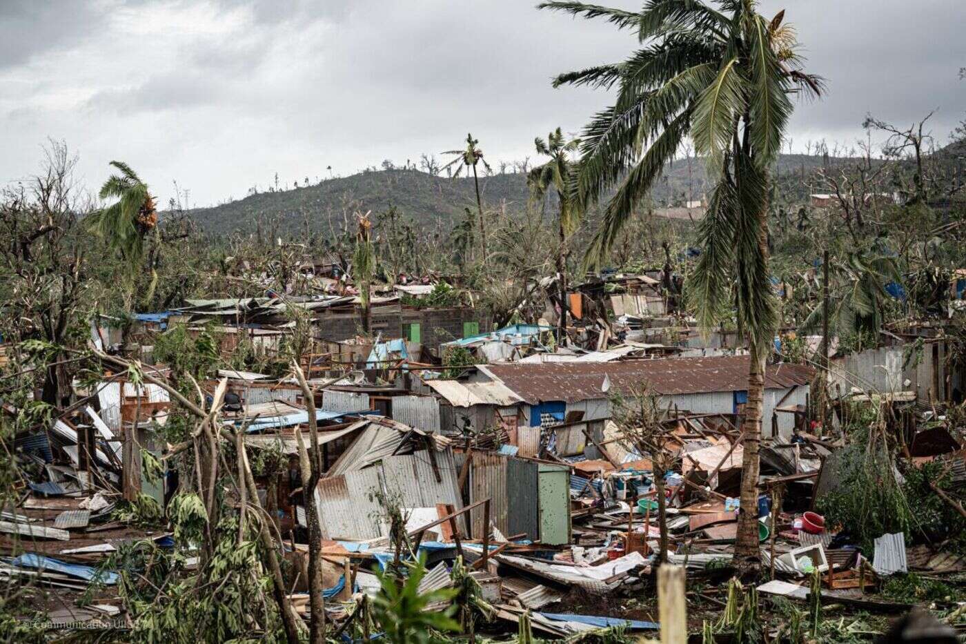 DIRECT. Mayotte : dans l'île totalement dévastée par le cylcone Chido, priorité aux besoins vitaux en eau et nourriture