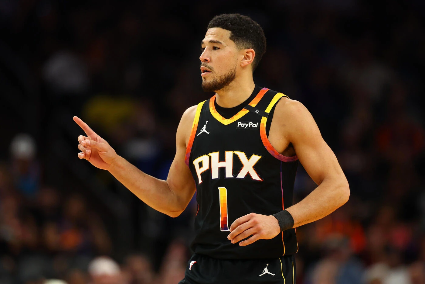 Quinze voitures de collection, des centaines de chaussures, un simulateur de golf… l’incroyable cave d’une star NBA