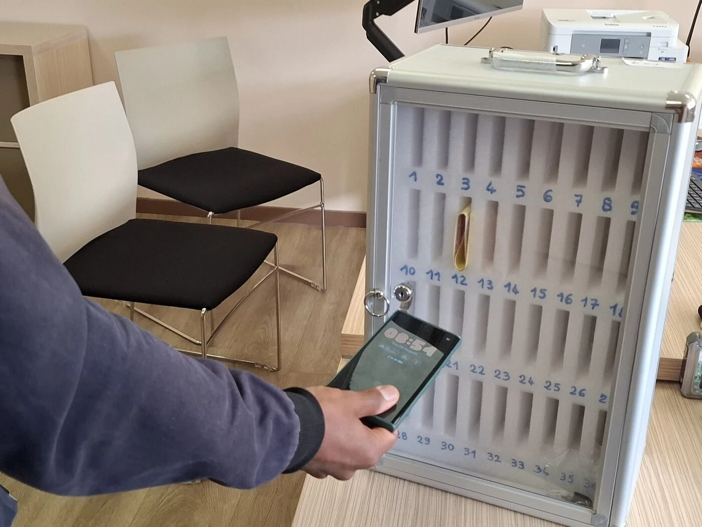 La région Île-de-France généralise les casiers pour laisser les portables en dehors des classes