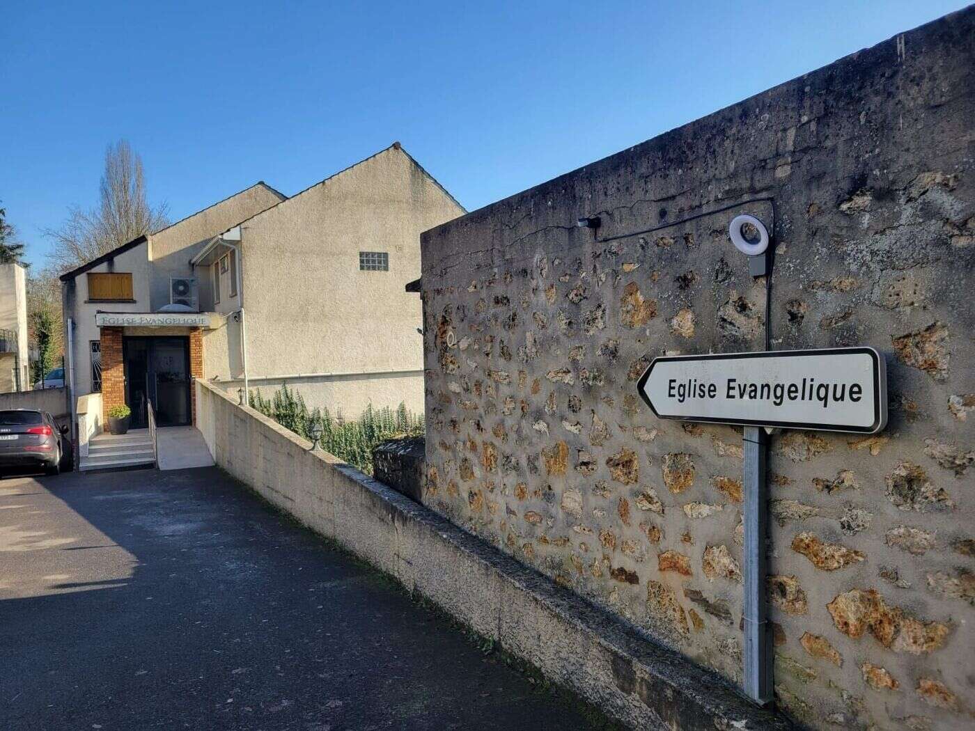 « Pasteur, je crois qu’il a un marteau » : un homme armé arrêté près d’une église évangélique à Orsay