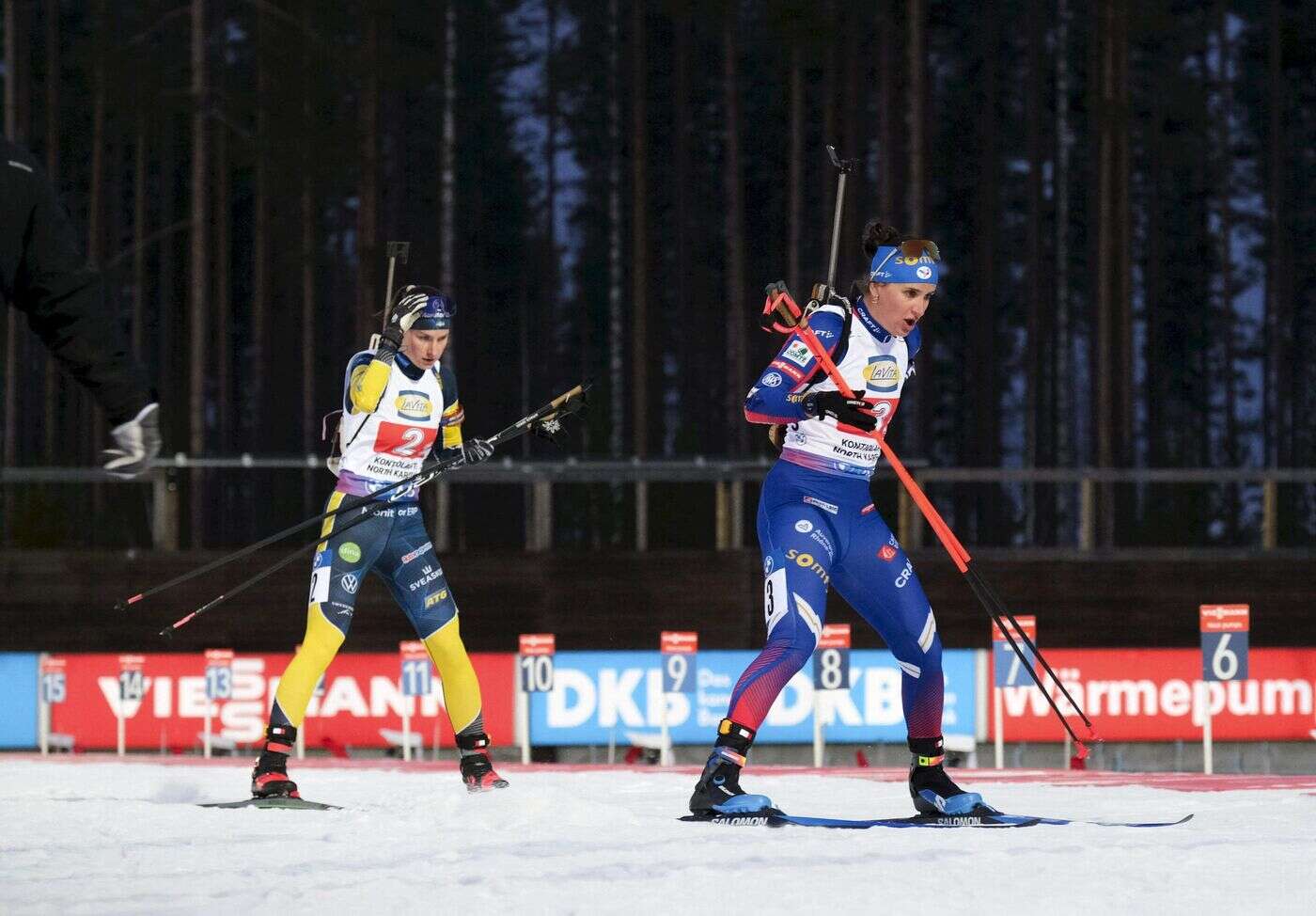 Biathlon : victime de crampes, Julia Simon craque dans le dernier tour, les Bleues deuxièmes du relais féminin