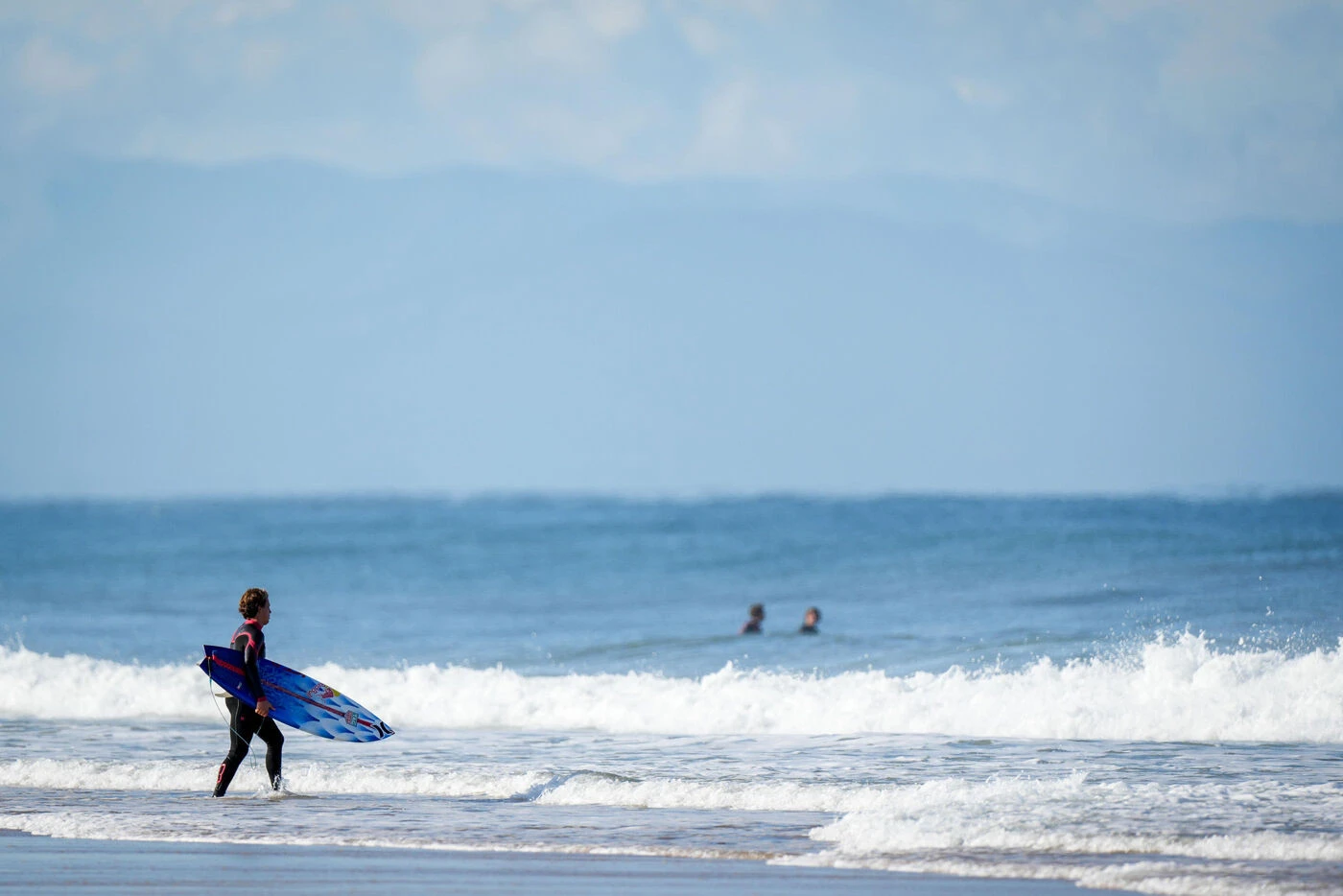 Surf : à 14 ans, la Française Tya Zebrowski devient la plus jeune surfeuse de l’histoire à accéder à l’Élite