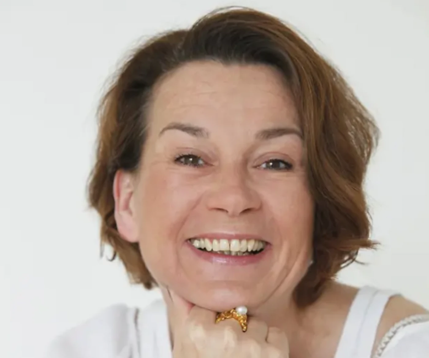 L’écrivaine à succès Alexandra Fröhlich retrouvée assassinée sur sa péniche à 58 ans, une enquête pour meurtre ouverte