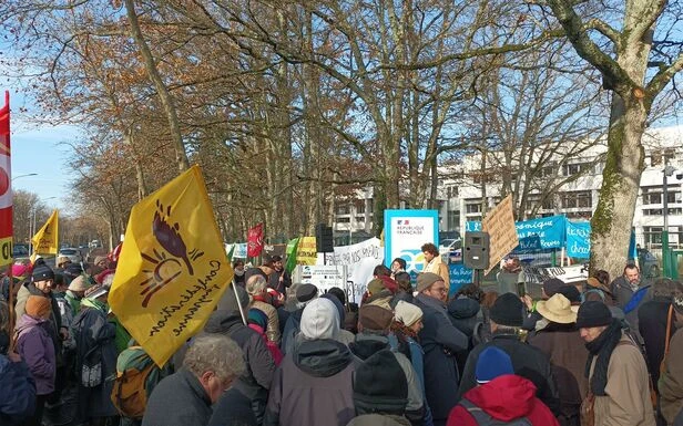 Les opposants aux mégabassines font pression devant l’Agence de l’eau Loire-Bretagne