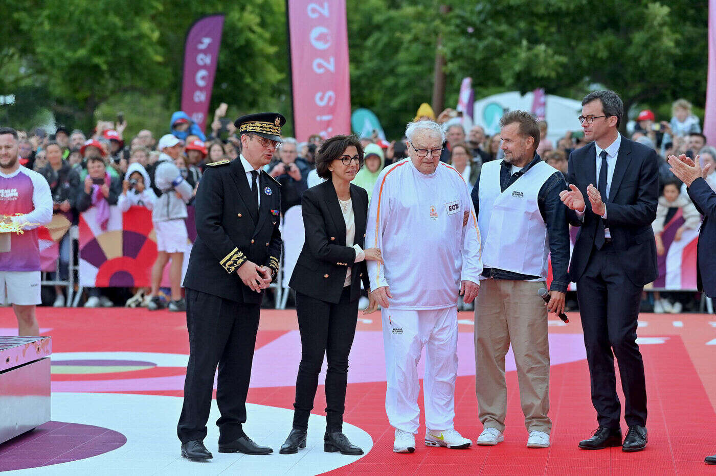 Aviron : doyen des porteurs de la flamme aux JO 2024, l’ancien rameur Roger Lebranchu est décédé à 102 ans