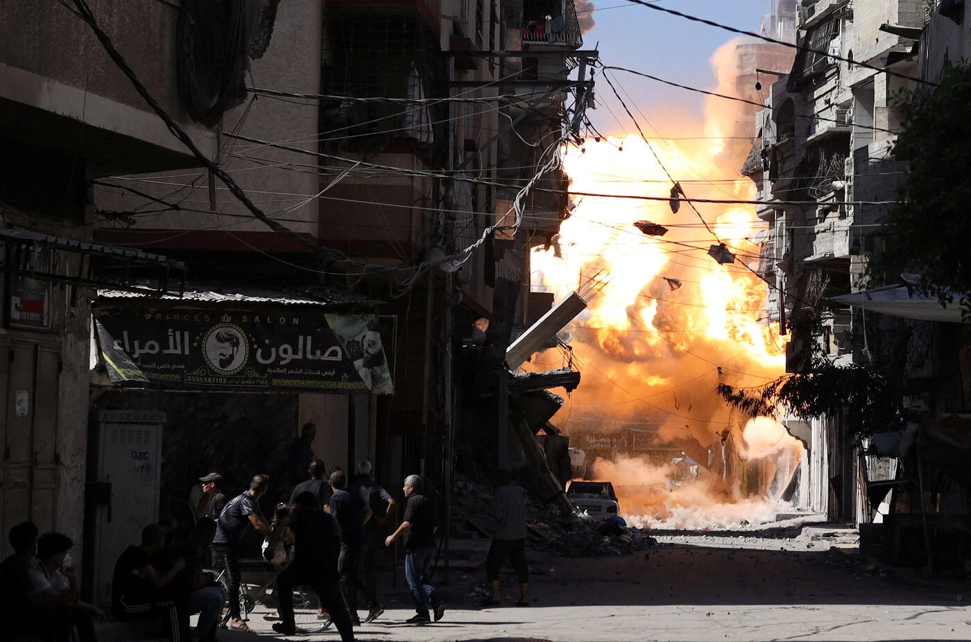 Israël bombarde une tour d’habitation dans Gaza-ville qu’elle affirme être occupée par le Hamas après avoir appelé à l’évacuer