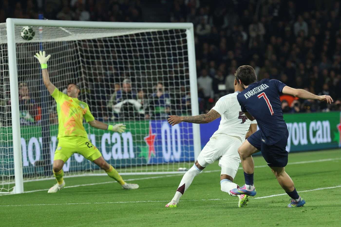 PSG-Aston Villa : déboulé, dribble et frappe surpuissante, la vidéo du but fabuleux de Khvicha Kvaratskhelia