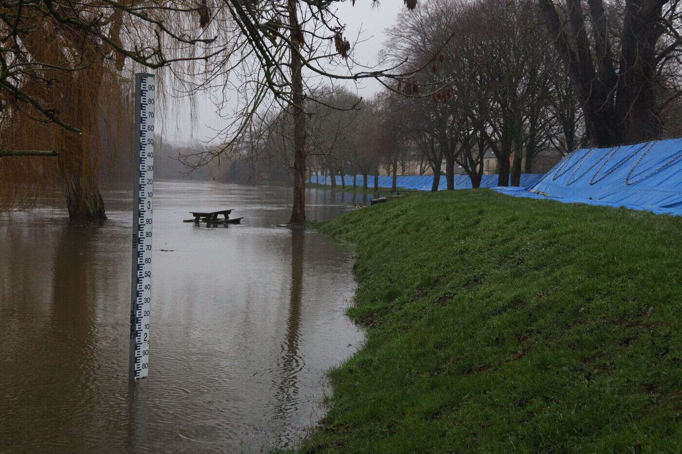 Aux portes de Caen, Louvigny déploie ses aqua-barrières pour se protéger de sa plus forte crue depuis vingt ans