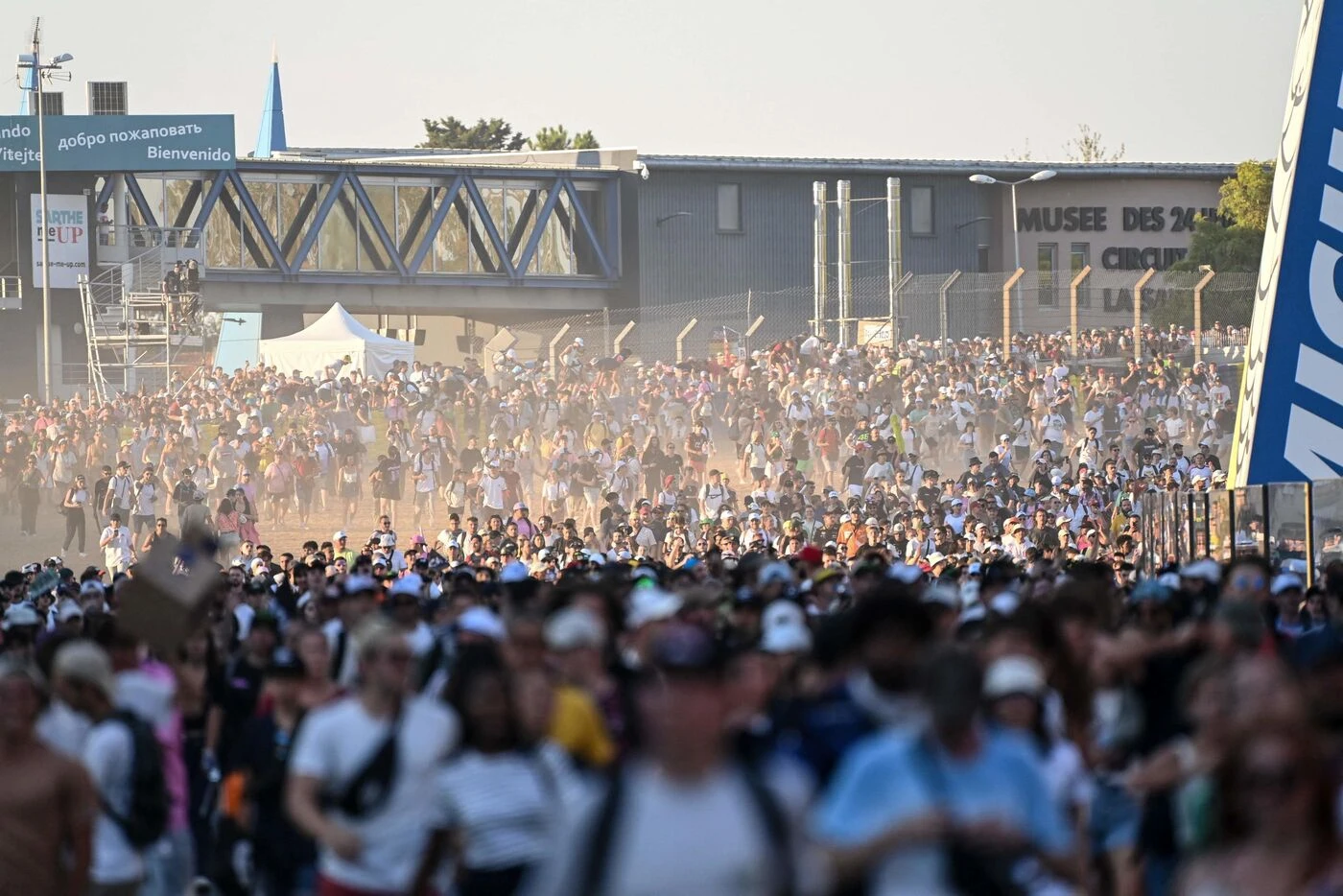 « Un grand spectacle » : au GP Explorer 3, 80 000 spectateurs en délire pour encourager Squeezie et ses invités