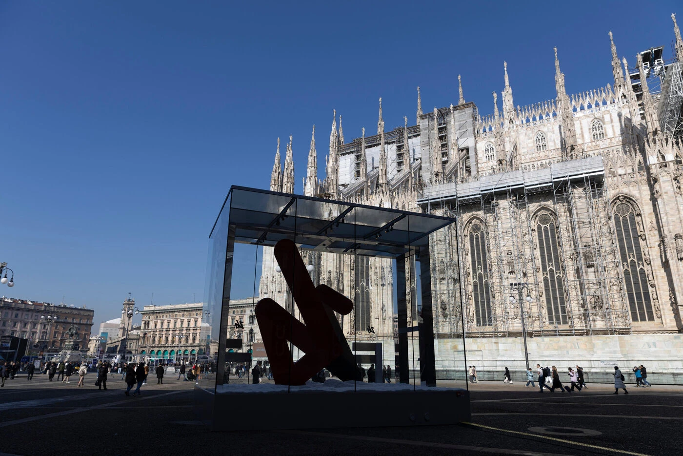 Un fugitif se suicide en se jetant du Duomo de Milan, le corps d’une femme qu’il aurait tuée retrouvé dans un parc