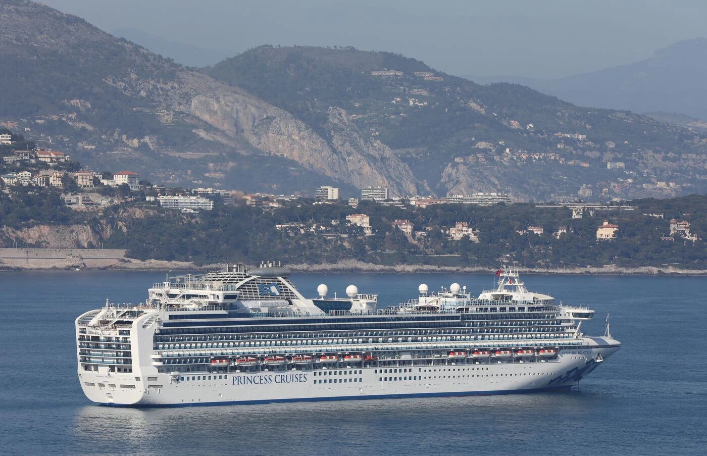 Tourisme de masse : Cannes s’attaque à son tour aux géants des mers