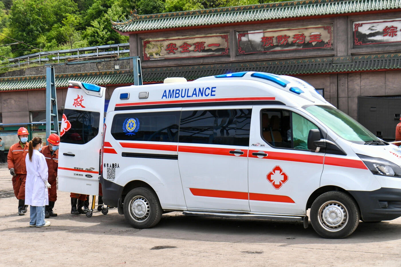 Chine : un minibus surchargé heurte un semi-remorque en pleine nuit, au moins treize morts
