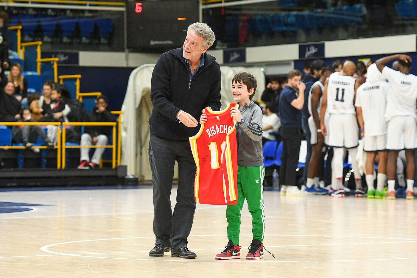 « J’espère que ça lui fait du bien » : le club de basket des Metropolitans de Levallois se mobilise pour Charles Biétry