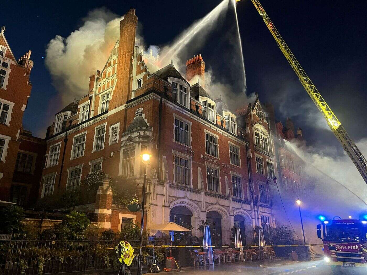 « Il alimentait les pages des tabloïds » : l’hôtel de Londres prisé par Dua Lipa, Lady Gaga ou Tom Cruise ravagé par un incendie