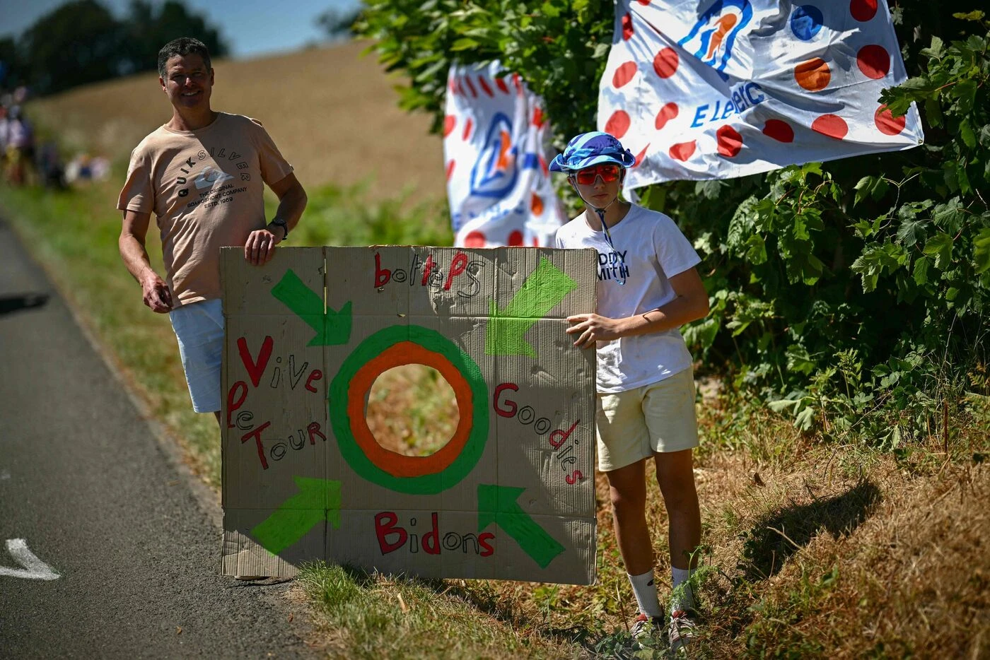 Tour de France : bons spots, déguisements, épuisettes… Comment faire le plein de goodies au passage de la caravane ?