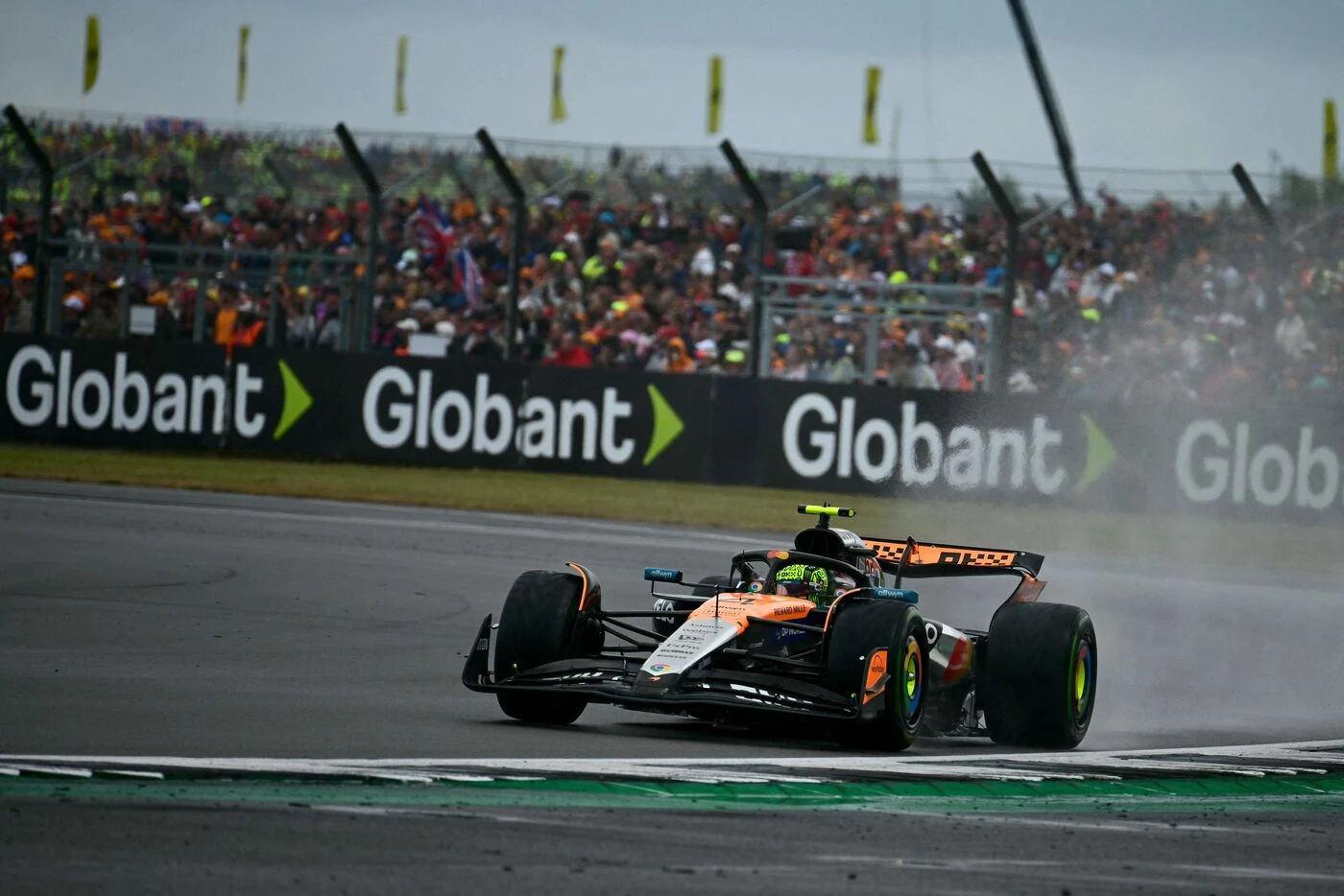 F1, GP de Grande-Bretagne : pluie, abandons, tête-à-queue de Verstappen... Lando Norris sacré dans le chaos