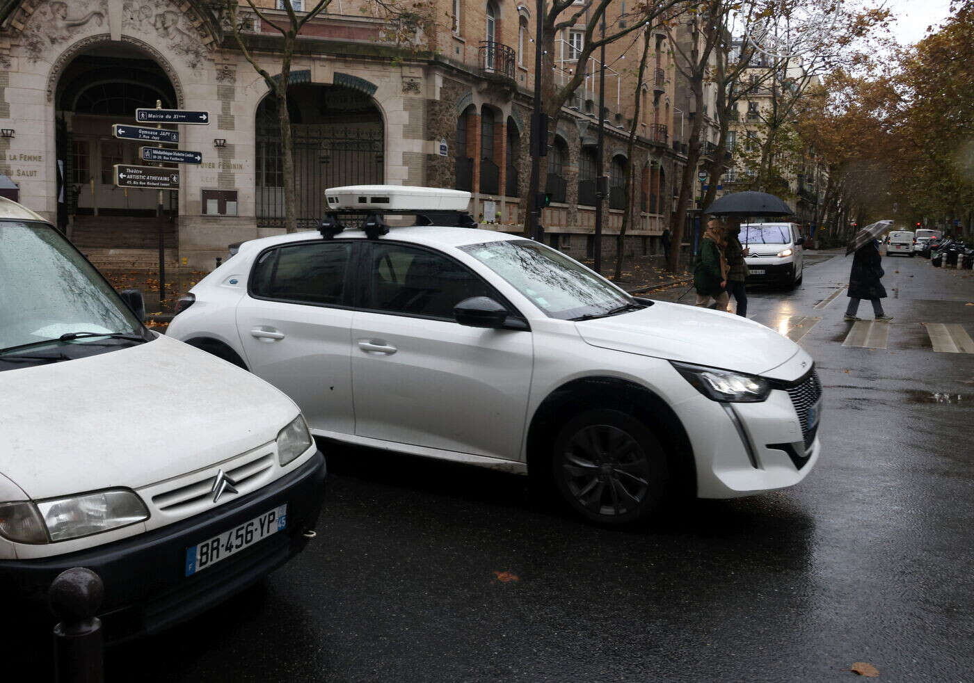 Paris : pour ne pas payer le stationnement, un automobiliste cache sa plaque d’immatriculation avec des palmes de plongée