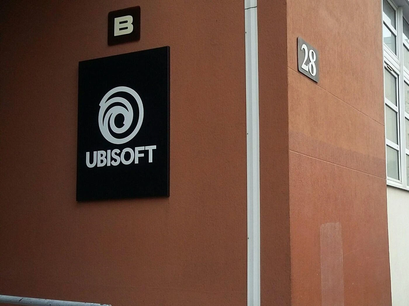 Bizutage, propos sexistes… : Trois ex-cadres d’Ubisoft condamnés pour harcèlement moral et sexuel