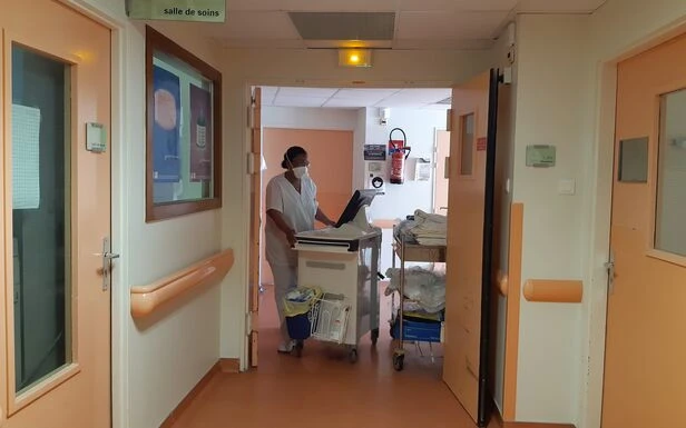 Covid-19 en France : le nombre de malades en soins critiques passe sous le seuil des 2700